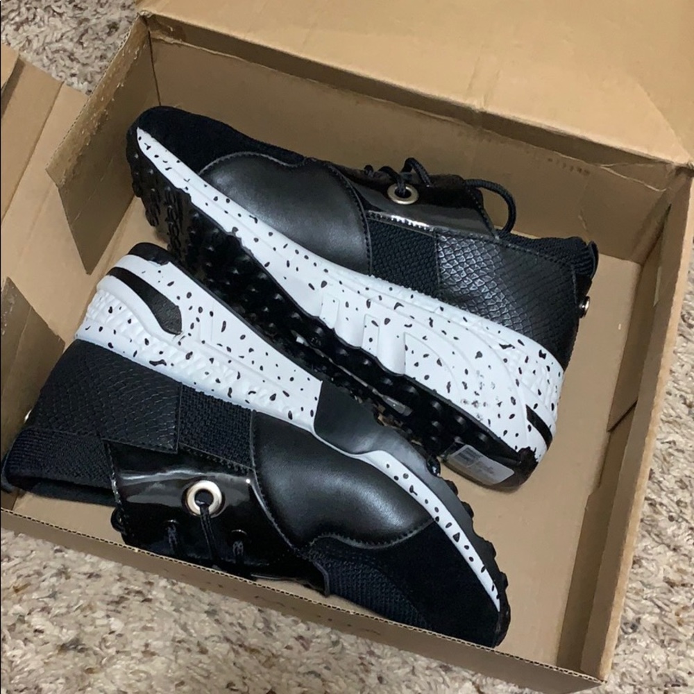 🎁Black and white sneakers NWT